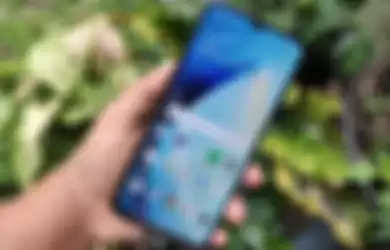 realme C53 tampak depan, layar tetap jelas di bawah sinar matahari 