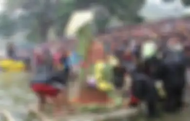 Mengenal Tradisi Larung Sesaji, yang Terkenal dalam Masyarakat Nusantara Ini Makna dan Sejarahnya