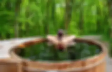 Arti Mimpi Mandi di Tempat Terbuka dan Dilihat Orang, Aib Terbuka?
