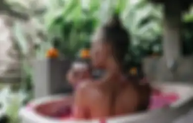 10 Arti Mimpi Mandi di Tempat Terbuka dan Dilihat Orang Lain