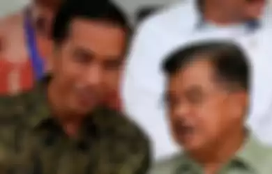 Presiden Joko Widodo dan Wakil Presiden Jusuf Kalla berbincang disela-sela foto bersama bupati peser