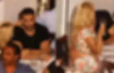 Adil Rami bersama Pamela Anderson di Nice, Prancis, akhir Juni 2017 yang lalu.