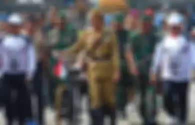 Presiden Jokowi naik sepeda ontel di perayaan Hari Pahlawan di Bandung, Jabar.