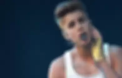 Justin Bieber Marah Dilempari Botol Saat Konser