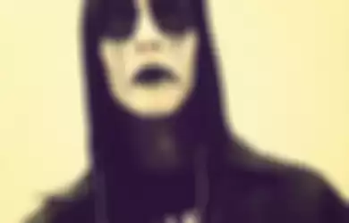 Travis Barker Jadi Black Metal untuk Halloween