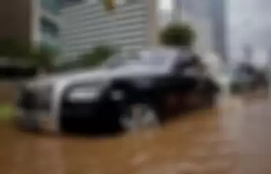 Trik Jitu Saat Mobil Kebanjiran