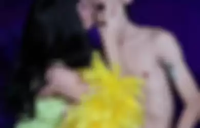 Pengakuan Katy Perry Tentang Ciumannya di Panggung