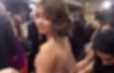 Gaun Sarah Hyland Nyaris Turun di Golden Globes 2012