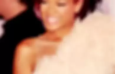 Aksi Panggung Rihanna Pada Malam Pengumuman Nominasi Grammy 2012