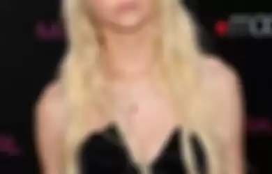 Taylor Momsen Buka Baju di Panggung