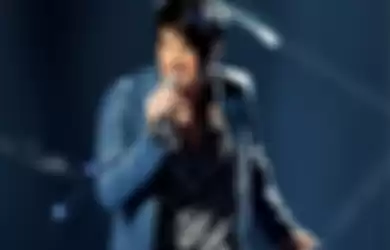VIDEO Adam Lambert Enter Sandman Metallica Cover