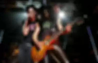 Slash Berbagi Jatah Gitar
