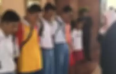 Pelajar dimarahi Bu Risma Wali Kota Surabaya
