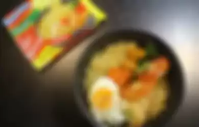 Miemirip Kari Ayam yang disajikan dengan tambahan telur bulat, ayam, kentang, tomat, wortel, daun jeruk, dan daun bawang, Selasa (16/2)