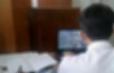 pelajar nge-game di kelas saat jam belajar 