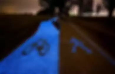 Jalur sepeda yang menyala biru ketika malam di Polandia
