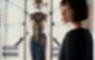 Evangeline Liliy sebagai Hope Van Dyne di depan kostum The Wasp di film Ant-Man.