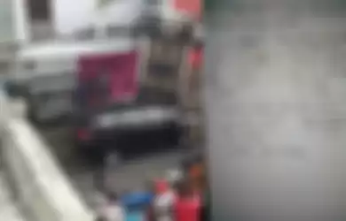 Sebuah mobil terjun bebas dari lantai tiga sebuah mall menimpa mobil dinas milik Kabupaten Ciamis di Jalan Veteran, Kota Tasikmalaya, Jumat (10/2)