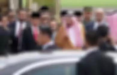 Rombongan Raja Arab Saudi Salman bin Abdulaziz al-Saud disambut Presiden Republik Indonesia, Joko Widodo 