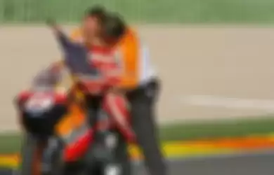 Nicky Hayden tak sanggup menahan haru saat menjuarai MotoGP 2006