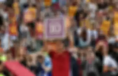 Penyerang AS Roma, Francesco Totti, dalam acara perpisahan setelah memutuskan pensiun sebagai pemain seusai pertandingan pekan terakhir Liga Italia 2016-2017 menghadapi Genoa di Stadio Olimpico, Roma, Italia, pada Minggu (28/5)
