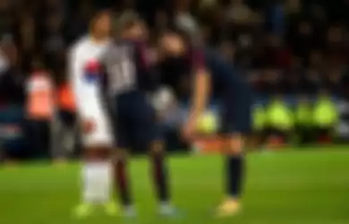 Penyerang Paris Saint-Germain asal Uruguay, Edinson Cavani (kanan), berbicara dengan penyerang asal Brasil, Neymar (tengah), sebelum eksekusi penalti dalam pertandingan Ligue 1 melawan Olympique Lyonnais di Parc des Princes, Paris, Minggu (17/9/2017).