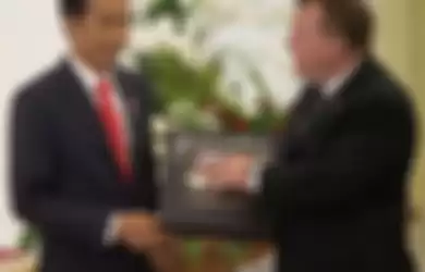Presiden Jokowi Dikasih Album Box Set Metallica oleh PM Denmark
