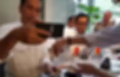 Presiden Jokowi sedang memegang case kerennya itu