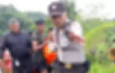 Petugas dibantu warga mengevakuasi satu korban tenggelam di Sungai Ciapus, Desa Cikarawang, Kacamatan Dramaga, Kabupaten Bogor, Minggu (25/2/2018). 