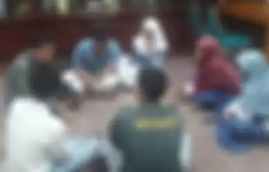 Afif dan Anin (Tengah) saat melakukan diskusi nggak lama setelah dipulangkan oleh sekolahnya