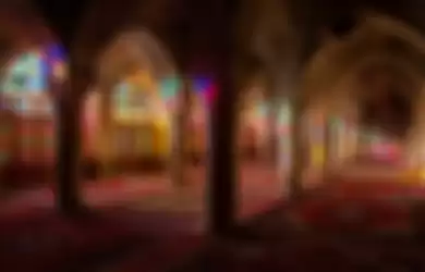 Keistimewaan Kaca Patri Yang Mengubah Masjid Menjadi Berwarna Pink