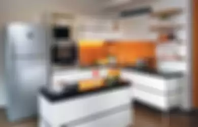 Oranye dan Putih di Dapur Segar