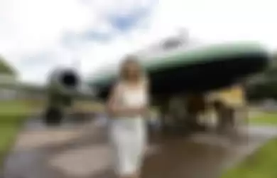 Amber Scott dengan pesawatnya (dok. swns.com)