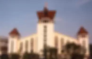 Bagian depan dan arsitektur gereja santa maria tak bercela di Surabaya