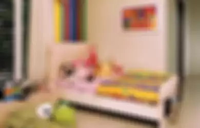 Warna Warni Vertikal di Kamar Anak
