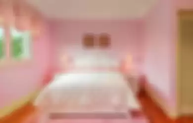 Kamar Tidur Romantis Berbalut Merah Muda