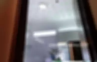 Puluhan Botol Menempel Indah di Plafon Kamar Mandi