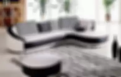 Menata Sofa Bentuk U di Ruang Kecil