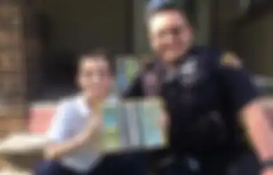 Polisi ini Memberikan Koleksi Kartu Pokemon Miliknya kepada Anak yang Koleksi Kartunya Dicuri