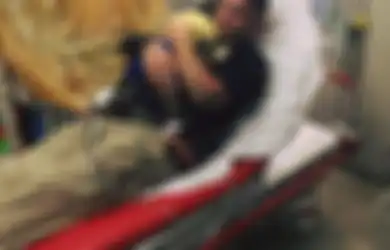Foto Polisi Menenangkan Balita di Sebuah Klinik Ini Telah Menjadi Viral dan Sangat Mengharukan