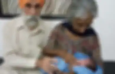 Setelah Menunggu hingga Berusia 70 Tahun, Dajinder Kaur Akhirnya Melahirkan Anak Pertamanya