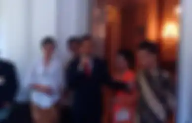 (Video) Lucu! Cara Iriana Beri ‘Kode’ saat Jokowi sedang Berpidato Ini Ramai Diperbincangkan