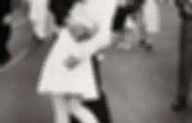 Seorang Fisikawan Berhasil Memecahkan Salah Satu Misteri Foto Ciuman Paling Terkenal dalam Sejarah