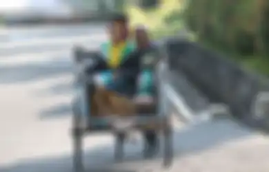 Tukang Becak Itu Antarkan Anaknya Wisuda