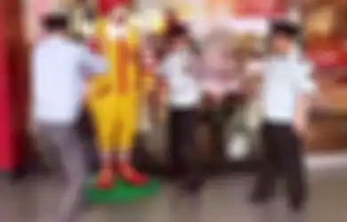 Bukan Dihancurkan atau Dirobohkan, Patung Ronald McDonald Ini 'Ditahan' Polisi