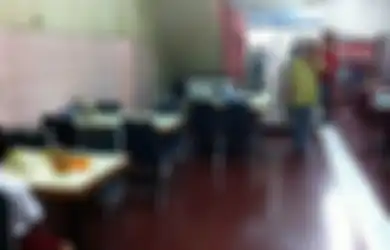 Ayam Goreng Ibu Haji Jatinegara yang Melegenda