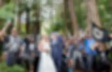 Foto Pengantin Ini Menjadi Viral Setelah Berfoto Bersama Geng Black Power dari Selandia Baru