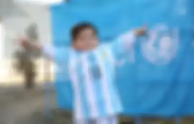 Bocah Afganistan dengan Jersey Messi dari Plastik Akhirnya Mendapatkan Jersey Messi Asli