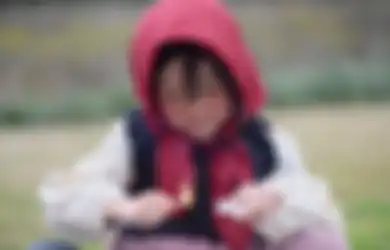 Aksi Gadis Kecil Ini Meniru Gadis Penjual Korek Api dalam Buku Dongeng Punya Tujuan Sangat Mulia