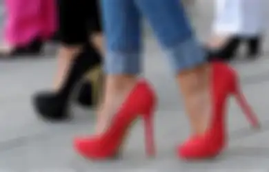 8 Kebiasaan Jelek Perempuan yang Harus Disingkirkan, Membawa Tas Berat Salah Satunya!